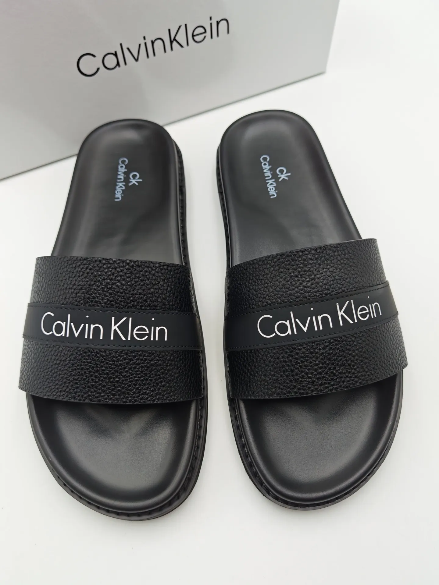 Men's shoes 💰300 Calvin Klein CK men's slippers, the upper of this slipper is made of imported cowhide, and the sole is also imported new EVA material. The foamed ultra-light outsole is more non-slip, three-dimensional and skin-friendly. Available from stock, long-term availability, Size: 38-46 yards.